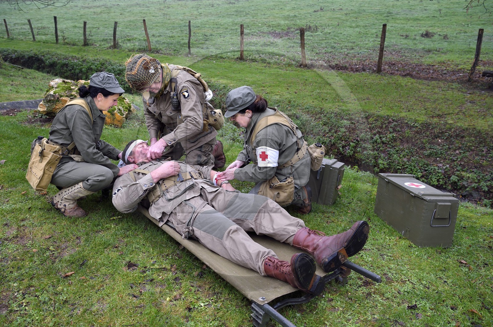 France, Eure (27), Sainte-Colombe-prés-Vernon, Allied Reconstitution Group (association de reconstitution historique de la 2éme Guerre Mondiale américain et Maquis), reconstitueurs en uniforme de la 101e division aéroportée US et infirmières soignant un soldat blessé