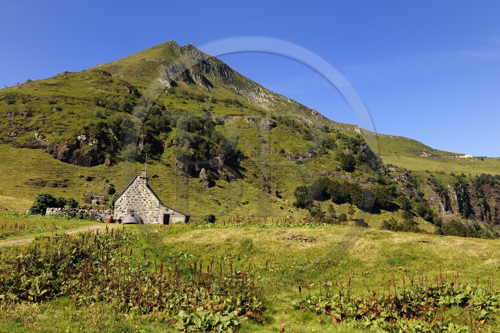 France, Cantal (15), monts du Cantal, Parc Naturel Régional des Volcans d' Auvergne, le buron d' Eylac et la montagne du Puy-Mary (1783m)