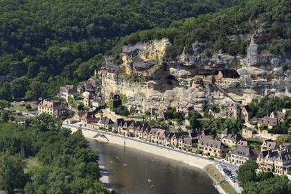France, Dordogne (24), Périgord Noir, vallée de la Dordogne, La Roque-Gageac, labellisé Les Plus Beaux Villages de France, le village entre la falaise et la Dordogne (vue aérienne)