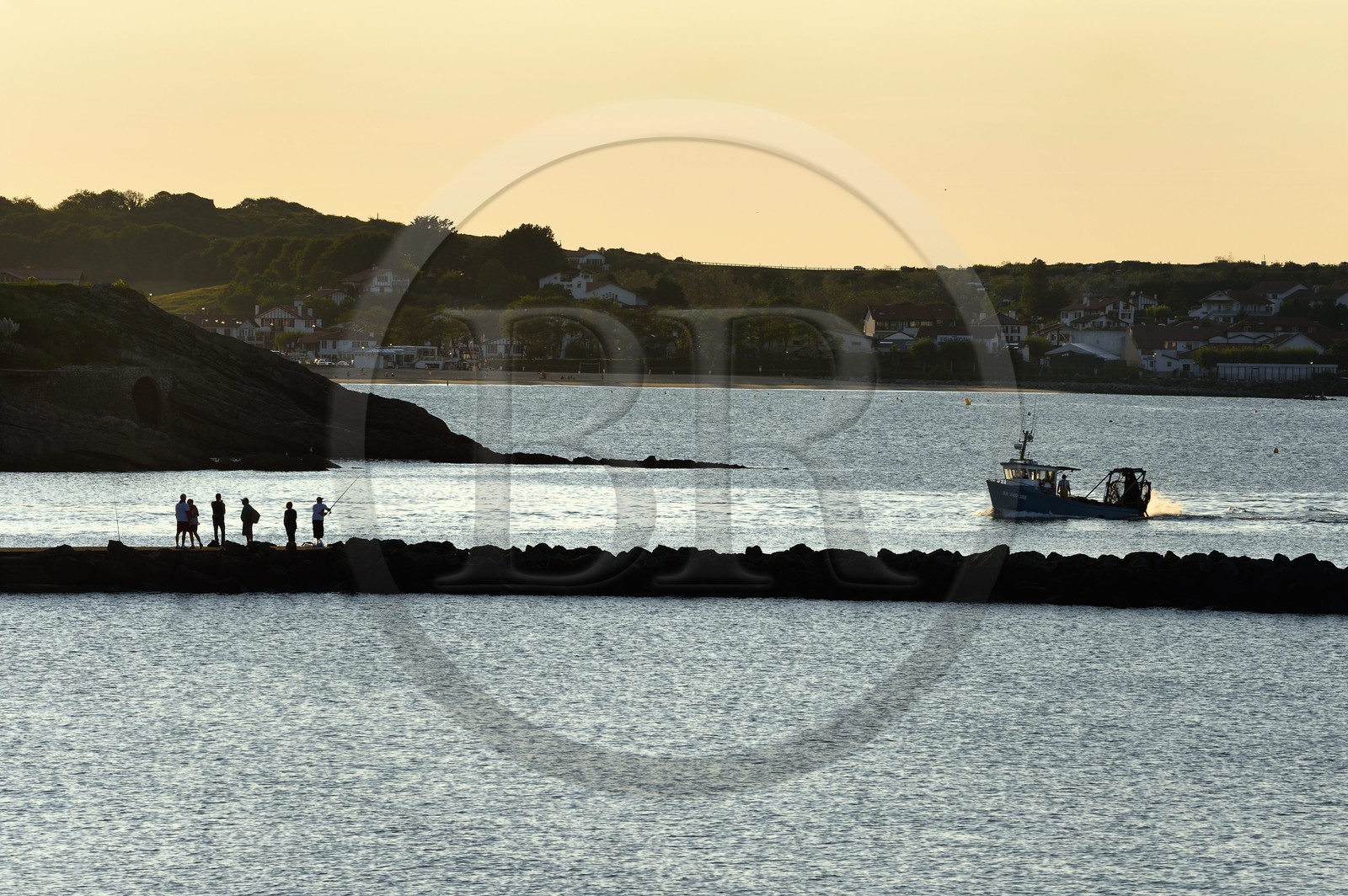France, Pyrenees Atlantiques, Basque Country, Ciboure, return of a fishing boat in the bay of Saint-Jean-de-Luz and the beach in the background
