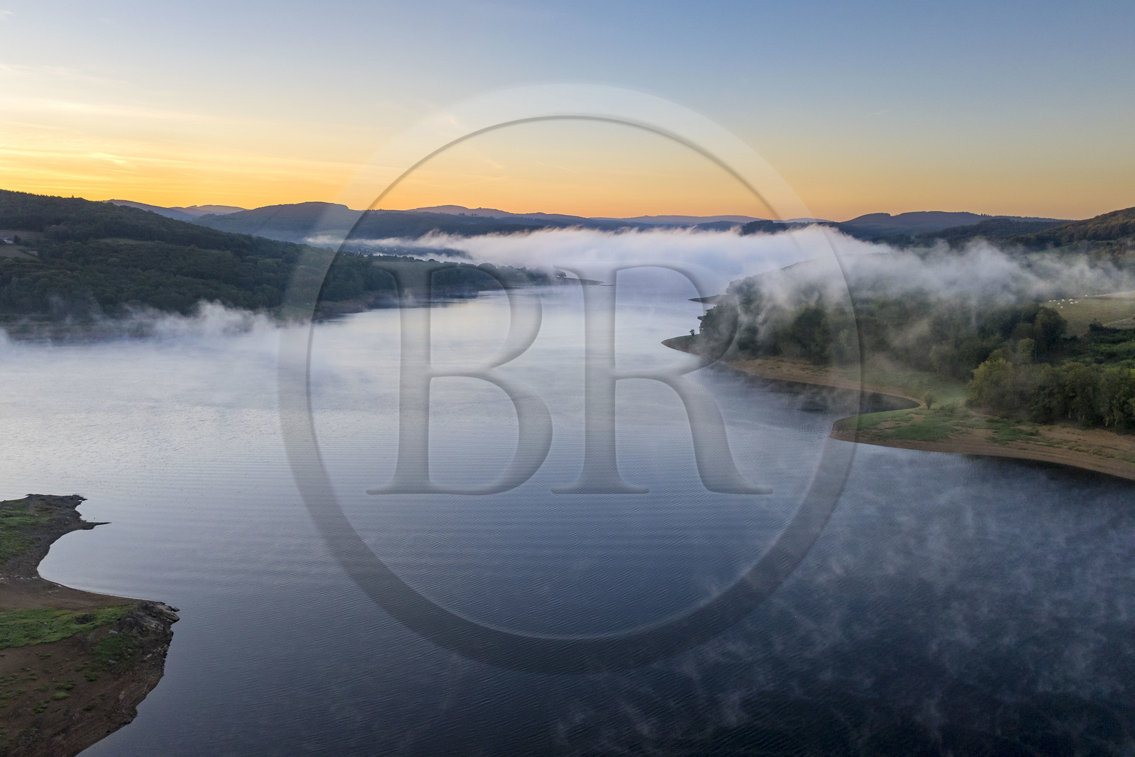 France, Nièvre (58), Parc naturel régional du Morvan, Chaumard, lac de Pannecière dans la brume du petit matin (vue aérienne)