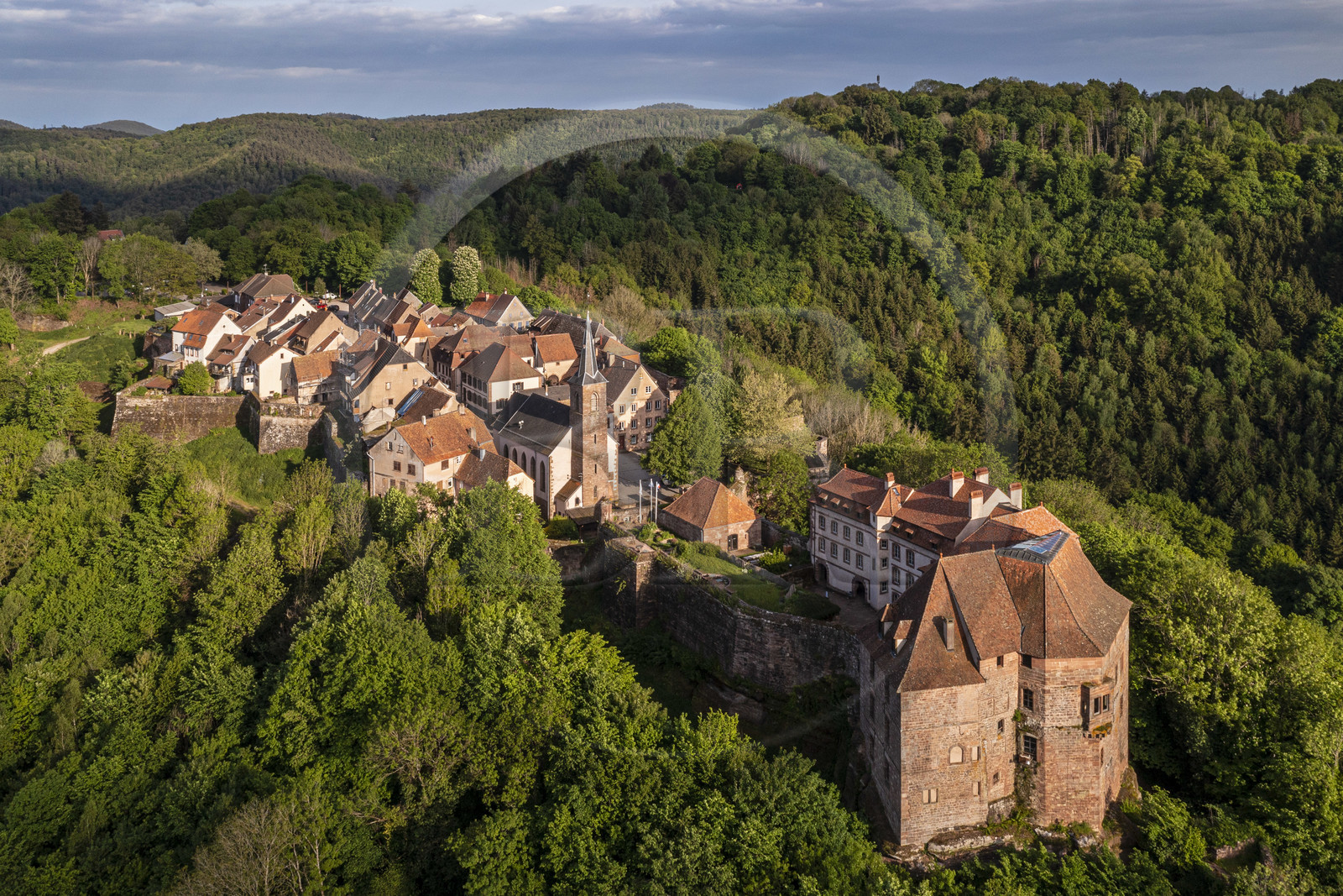 France, Bas-Rhin (67), Parc Naturel régional des Vosges du Nord, La Petite Pierre, le chateau de Lutzelstein (aussi Maison du Parc) à la pointe du vieux village, Vauban en a restructuré les fortifications (vue aérienne)