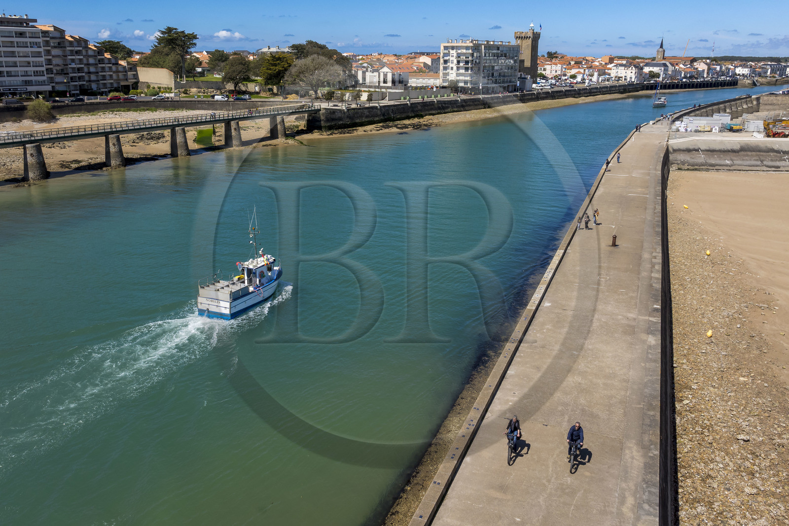 France, Vendée (85), Les-Sables-d'Olonne, bateau de pêche entrant dans le chenal d'accès aux ports (vue aérienne)