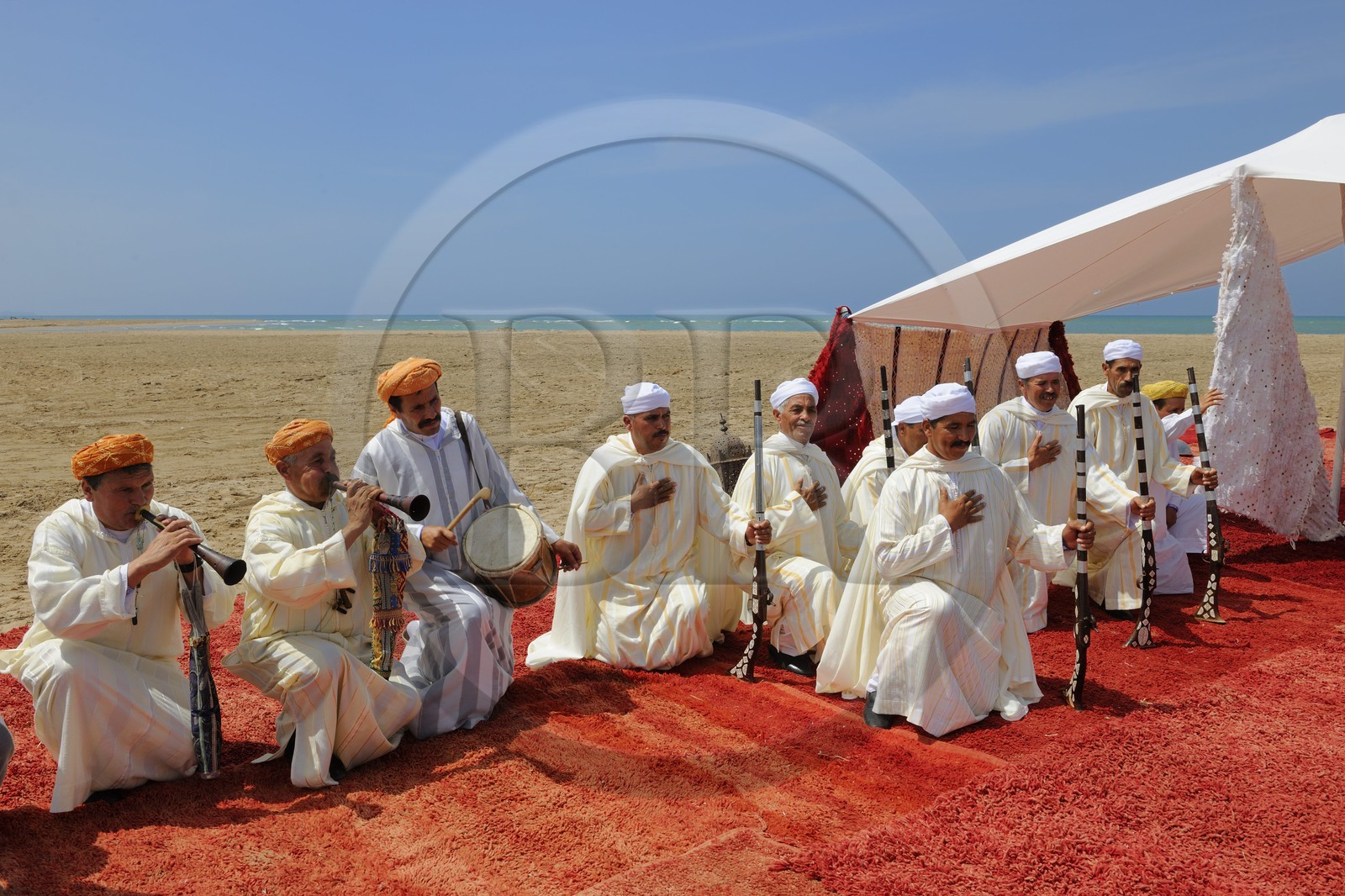 Maroc, région de l'Oriental, danse et musique traditionnelle la Reggada sur une plage