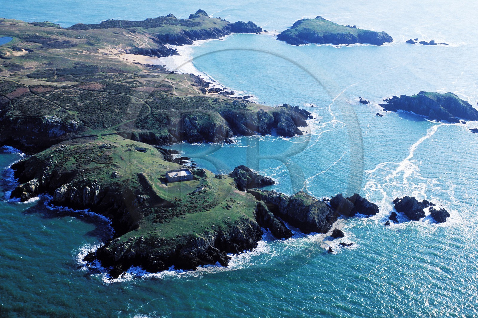 France, Morbihan (56), île de Houat, une ancienne batterie sur la côte ouest (vue aérienne)