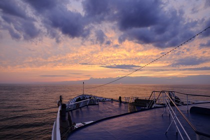 Canada, province de Québec, Gaspésie, coucher de soleil sur le fleuve Saint-Laurent depuis le bateau Princess Danae