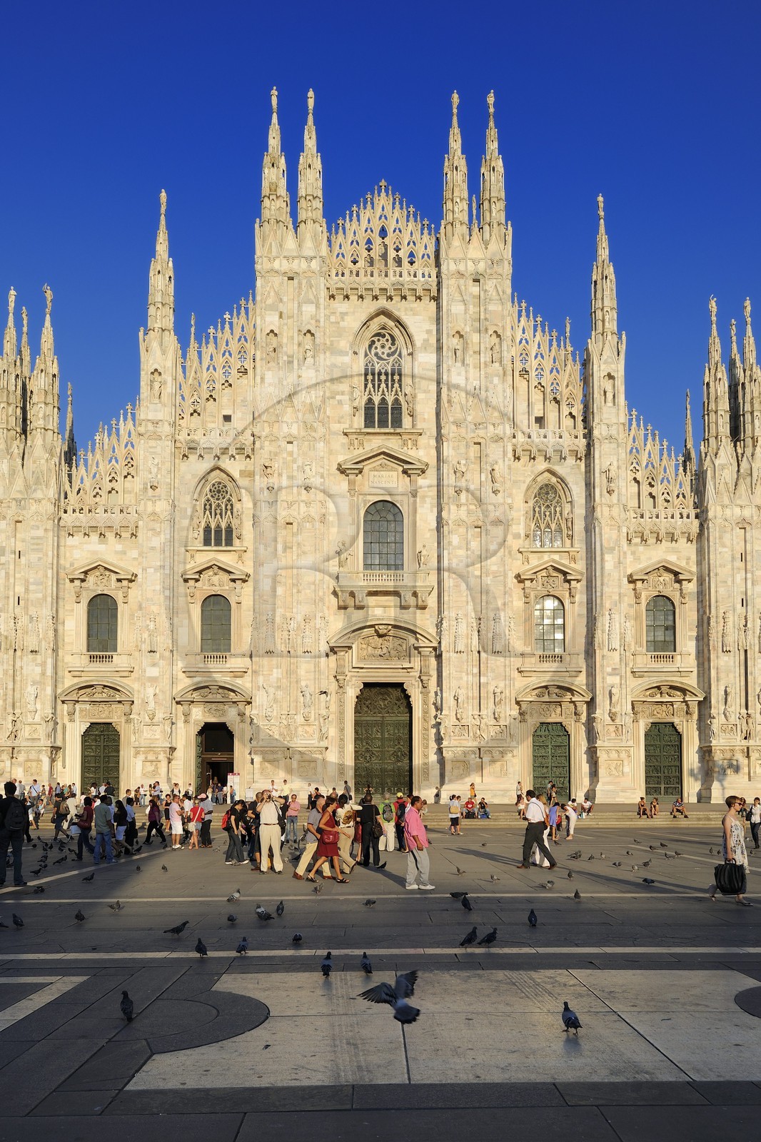 Italie, Lombardie, Milan, Piazza del Duomo, la cathédrale le Duomo de style gothique flamboyant