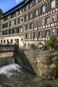 France, Bas Rhin, Strasbourg, old town listed as World Heritage by UNESCO, Petite France district, the lock on the Ill River towards the Quai des Moulins and the footbridge of the anciennes glacieres (old coolers)