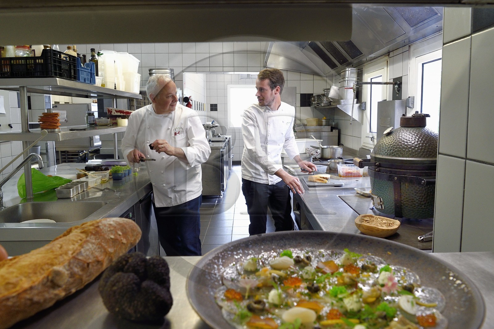 France, Charente (16), Bourg-Charente, restaurant La Ribaudière 1 étoile Michelin, le chef étoilé Thierry Verrat et son fils Julien, carpaccio de lotte fumé au bois de barrique et petits coquillages au premier plan