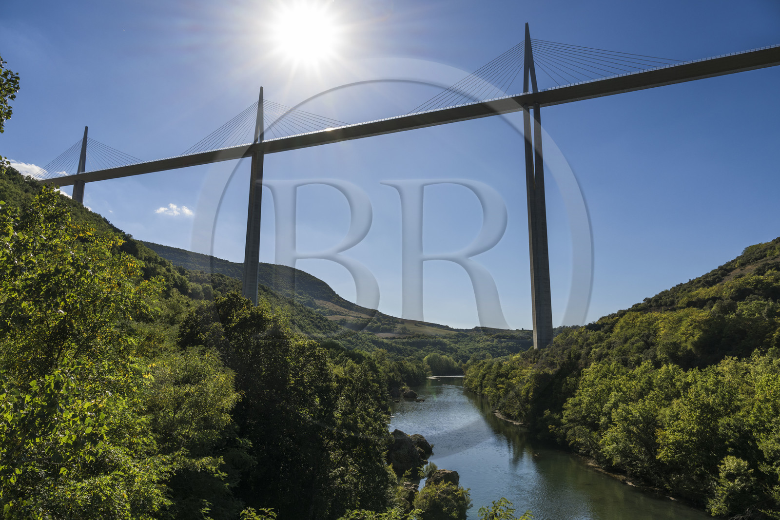 France, Aveyron (12), parc naturel régional des Grands Causses, Millau, le viaduc de Millau des architectes Michel Virlogeux et Norman Foster, au dessus du Tarn