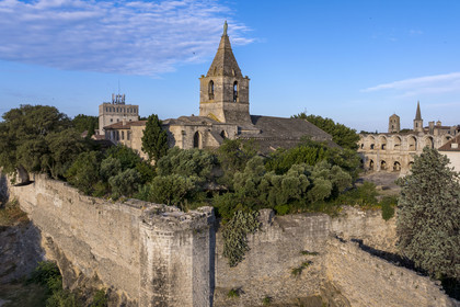 France, Bouches du Rhone, Arles, the ramparts listed as World heritage by UNESCO, remains of the surrounding walls of the ancient castrum of the Roman colony of Arelate dating from the 1st century and the Notre-Dame-de-la-Major church (aerial view)