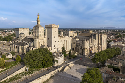 France, Vaucluse (84), Avignon, la cathédrale des Doms et le Palais des Papes classés Patrimoine mondial de l'UNESCO, et la place du Palais (vue aérienne)