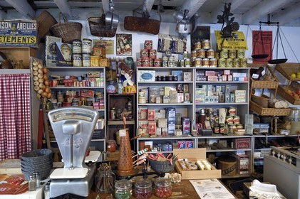 France, Manche (50), Carentan, L'Atelier, le café épicerie des années de guerre, reconstitué par les collectionneurs d'objets militaires et civils des années 1940 Sylvie et Jean-Marie Caillard