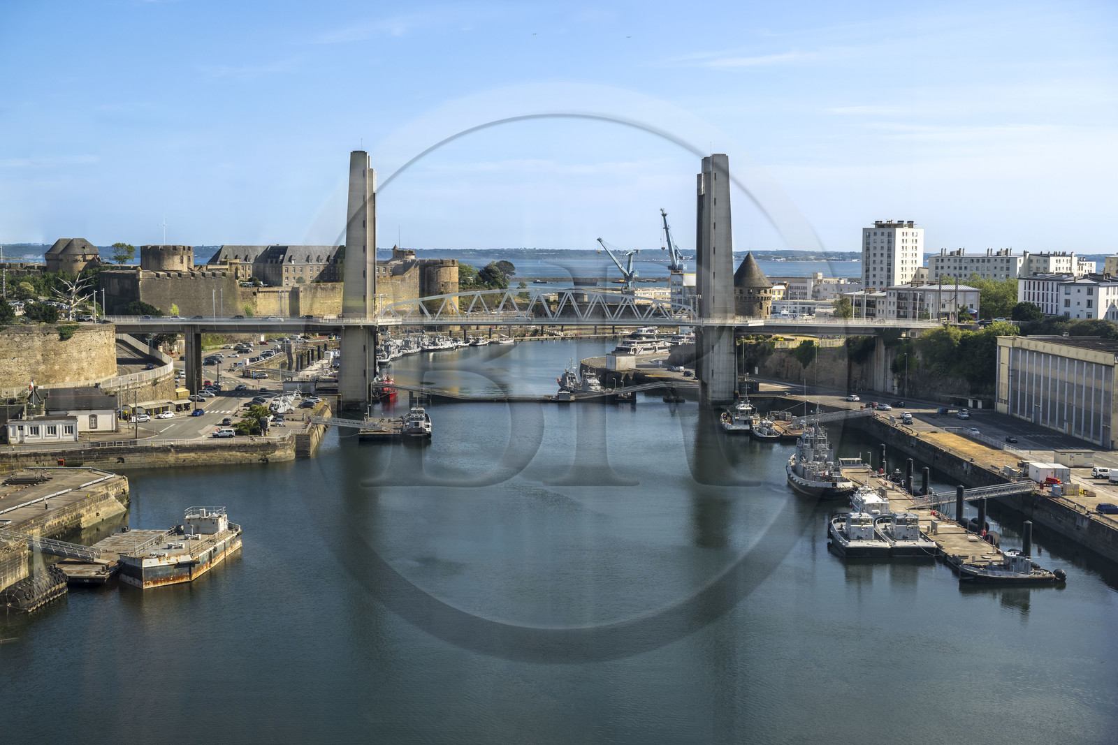 France, Finistère (29), Brest, l'arsenal, le port militaire est une base navale de la Marine nationale, le pont de Recouvrance, le château qui abrite le musée national de la Marine à l'embouchure de la rivière Penfeld et la Tour de la Motte-Tanguy en arrière plan