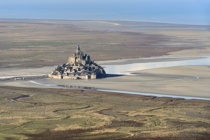 France, Manche (50), Baie du Mont-Saint-Michel, classée Patrimoine Mondial de l'UNESCO, le Mont-Saint-Michel, prés salés et bras de mer à marée basse en premier plan (vue aérienne)