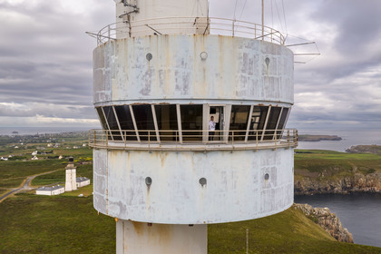 France, Finistère (29), Mer d'Iroise, Ile d'Ouessant, tour radar du Stiff de l'architecte Jean Prouvé (1982) qui surveille le rail de circulation maritime dans la Manche pour le Cross Corsen, Patrick Cornic, technicien du CROSS en poste depuis 2014, le phare du Stiff en arrière plan (vue aérienne)