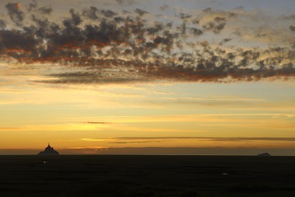 France, Manche (50), Baie du Mont-Saint-Michel, le Mont-Saint-Michel au coucher de soleil, classé Patrimoine Mondial de l'UNESCO