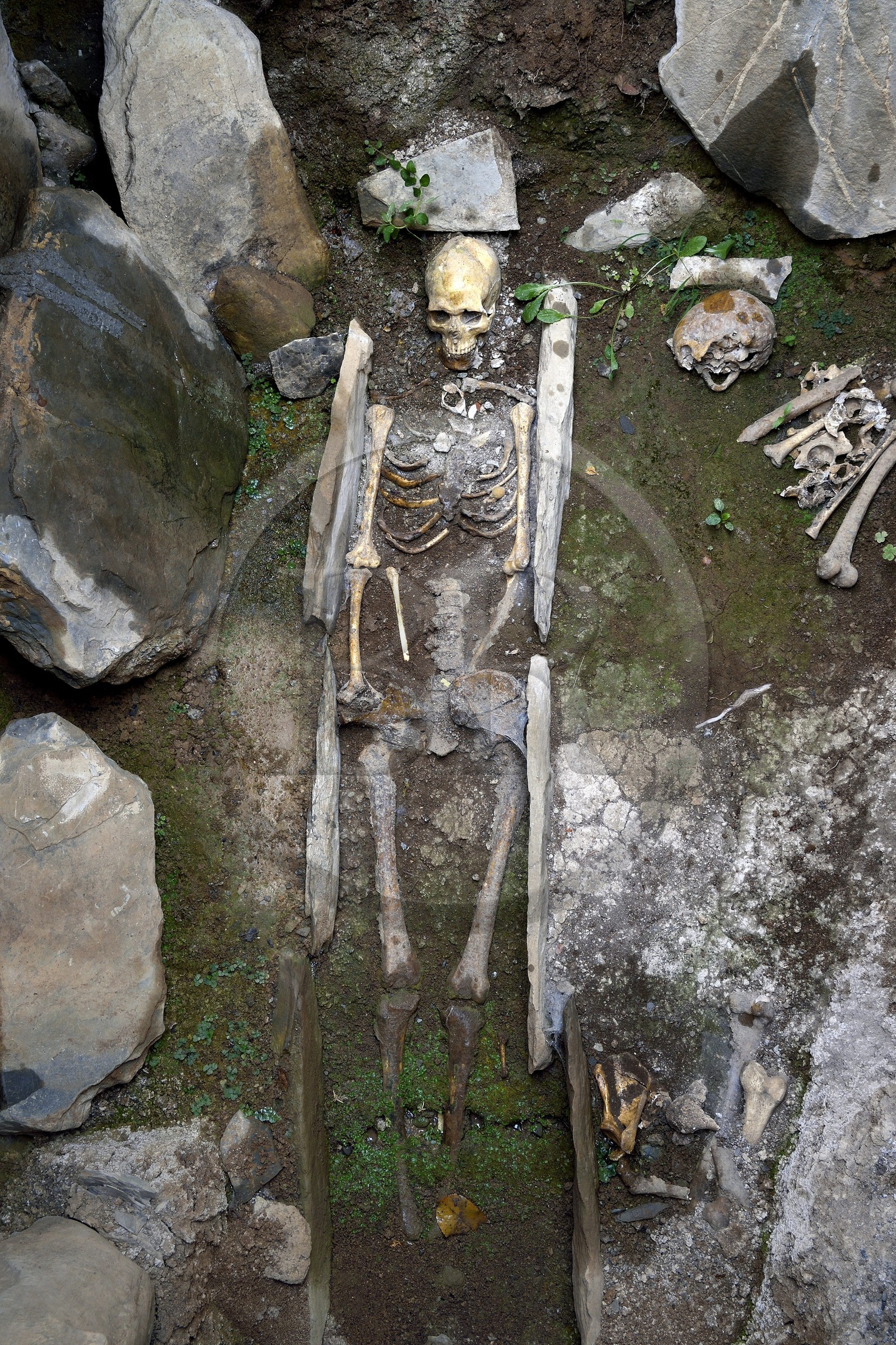 Azerbaïdjan, région de Shaki, Kish, église d'Aghbanie Saint-Élisée-l'Apôtre, squelettes de la crypte