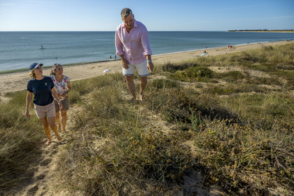 France, Charente-Maritime (17), Ile d'Oléron, Saint-Georges-d'Oléron, plage de Chaucre, l’ingénieur agronome Ethel Gauthier au centre avec Anne-Cécile et Christophe Amigorena les créateurs du Gin Melifera