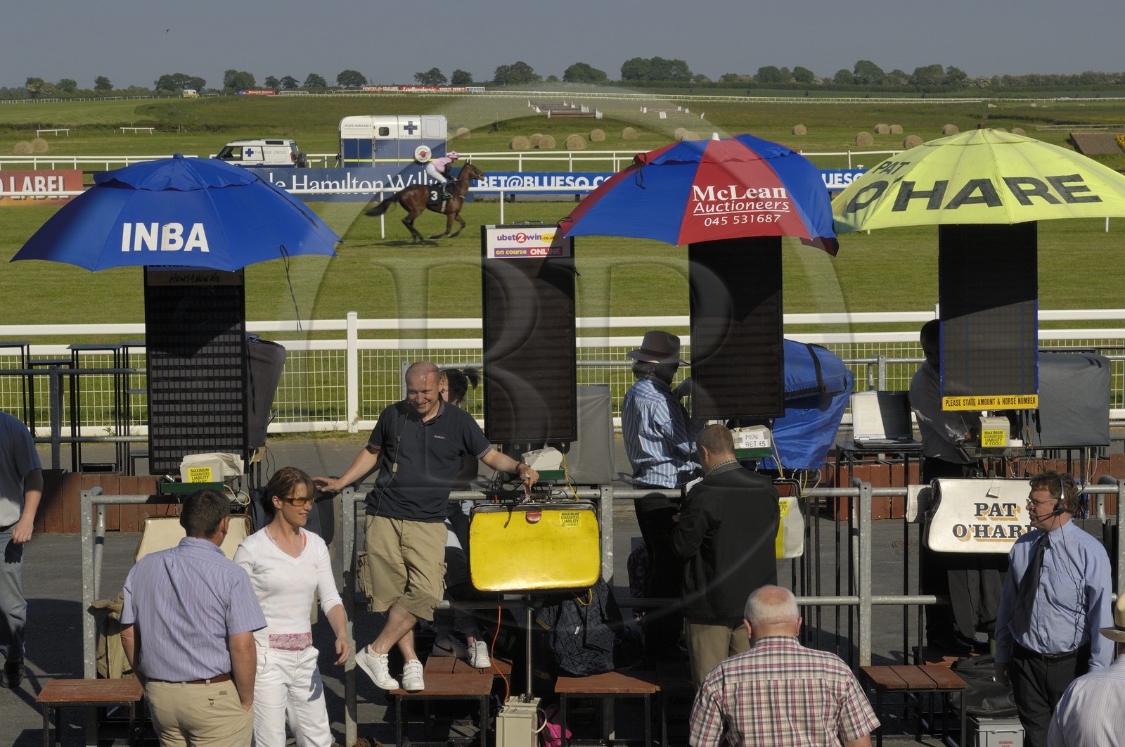 Irlande, Co. Meath, hippodrome de Fairyhouse, bookmakers au bord du champ de course