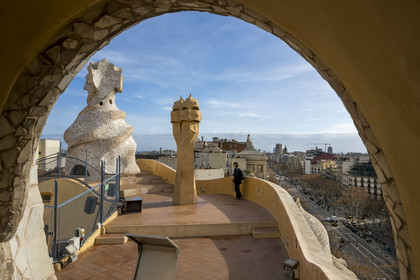 Espagne, Catalogne, Barcelone, quartier de l'Eixample, Passeig de Gracia à droite en contrebas, Pedrera ou Casa Mila (1905-1910) de l'architecte du modernisme catalan Antoni Gaudi, site classé au Patrimoine Mondial de l'UNESCO, cheminées et tours d'aération sur le toit terrasse de l'immeuble