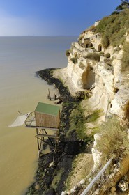 France, Charente-Maritime (17), Meschers-sur-Gironde, carrelets des grottes du Regulus