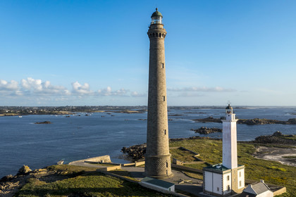 France, Finistère (29), Pays des Abers, Ile Vierge dans l'archipel de Lilia, le phare de l'Ile Vierge, le plus haut phare d'Europe avec 82,5 mètres, et l'ancien phare de 1845 (vue aérienne)
