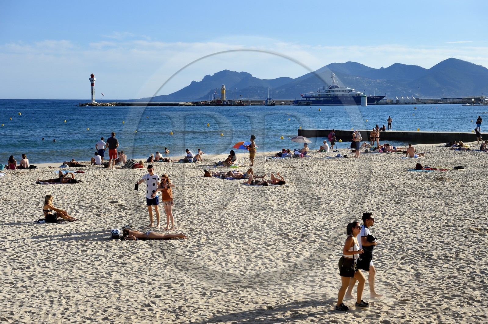 France, Alpes-Maritimes (06), Cannes, plage de la Croisette et le massif des Maures en arrière plan