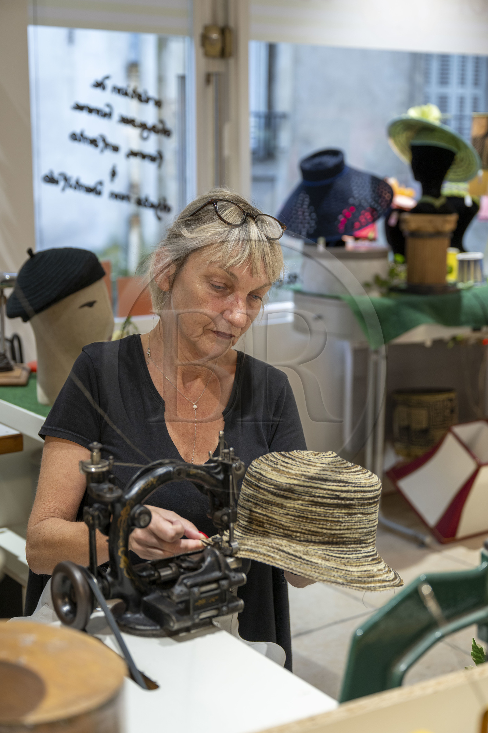 France, Côte-d'Or (21), Dijon, la modiste Meilleur Ouvrier de France Sara Tintinger confectionnant un chapeau dans son atelier-boutique Bibi & Bob de la rue d'Assas, le chapeau est travaillé sur du ruban de velourette