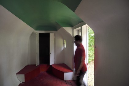 France, Seine-Maritime (76), Pays de Caux, Côte d'Albâtre, Etretat, la maison de Guy de Maupassant appelée La Guillette, caloge qui servait de logement pour son valet François Tassart, c'est une cabane aménagée à partir d'un ancien bateau de pecheur devenu impropre à la navigation