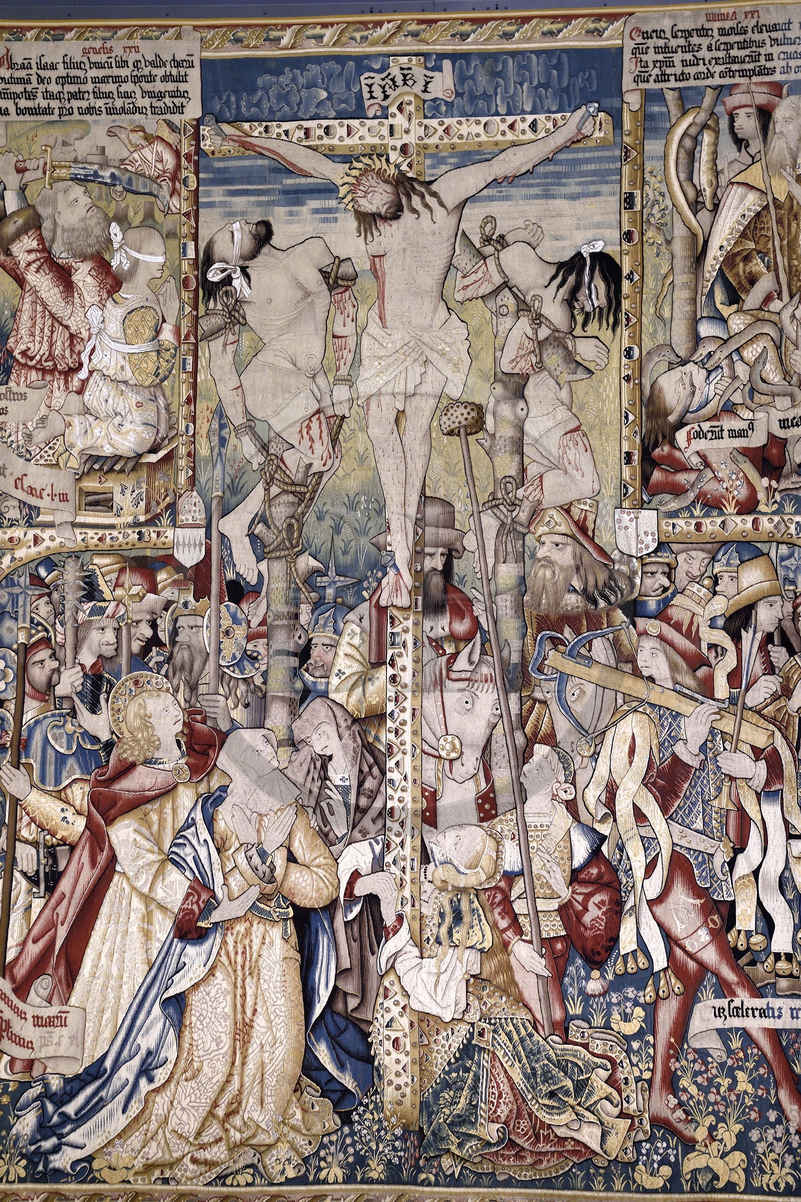 France, Haute-Loire (43), Parc naturel régional Livradois-Forez, l'abbaye de La Chaise-Dieu, tapisseries de la tenture de choeur, ensemble des 14 tapisseries flamandes réalisées au XVIe siècle retraçant des récits bibliques issus de l’Ancien et du Nouveau Testament, le sacrifice d'Isaac puis La Crucifixion et le serpent d'airain