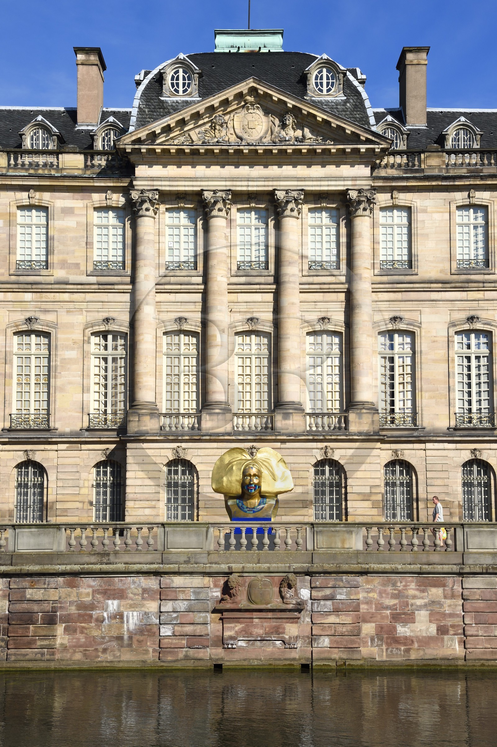 France, Bas Rhin (67), Strasbourg, le Palais Rohan au bord de la rivière l'Ill, il abrite aujourd'hui trois musées, le musée des arts décoratifs, le musée des beaux-arts et le musée archéologique, et Street Heart, exposition itinérante de 10 sculptures géantes de coiffes d'Alsaciennes disséminées dans la ville