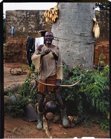 Burkina Faso, province de Poni, pays des Lobi, Loropéni, le vieux Houliéné Kambou, paysan et chasseur, posant avec arc et flèches