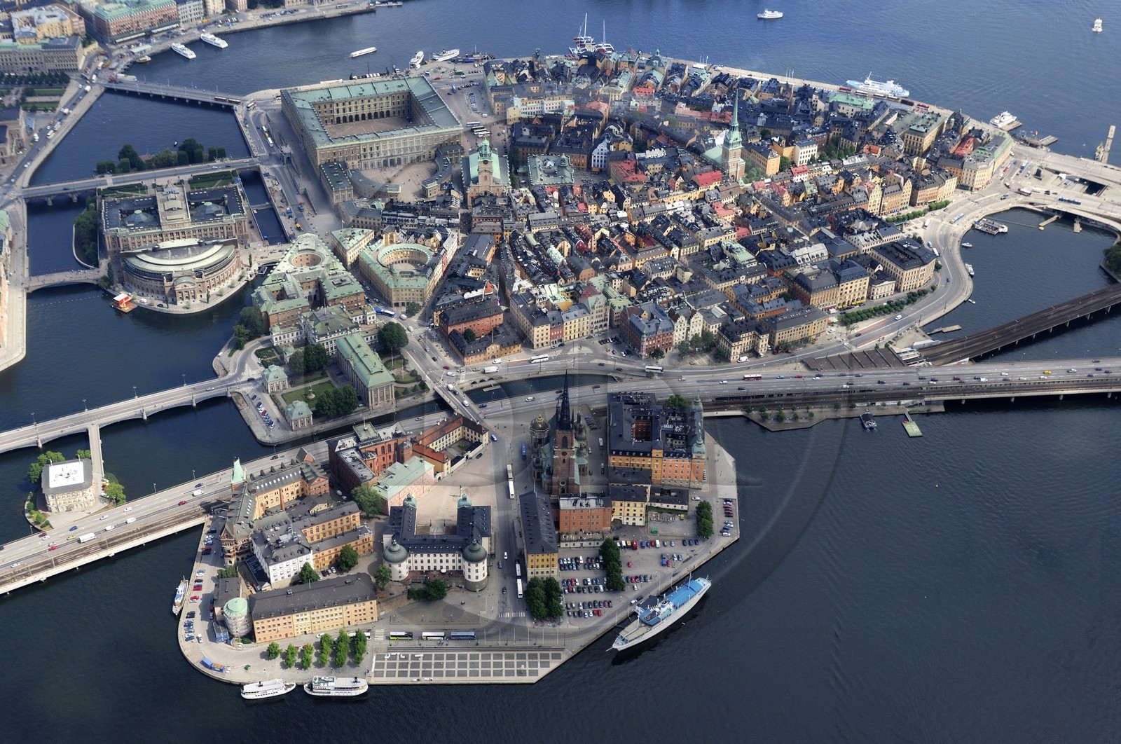 Sweden, Stockholm, Gamla Stan island (old town), island of Riddarholmen with Riddarholmen church (Riddarholmskyrkan) in the foreground, the Parliament and the Royal Palace in the background on the left (aerial view)