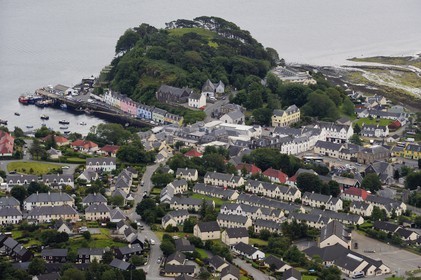 Royaume-Uni, Ecosse, Highland, Hébrides intérieures, Ile de Skye, port de Portree (vue aérienne)