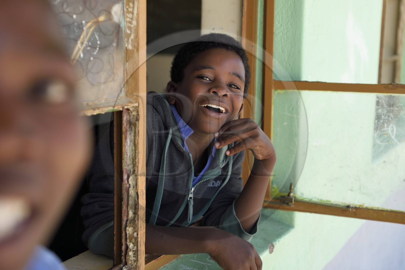 Namibie, région de Erongo, Damaraland, le Spitzkoppe dans le désert du Namib, Ecole primaire de Katora (Katora Primary School), garçon dans la salle de classe grade 4 (autour de 11 ans)