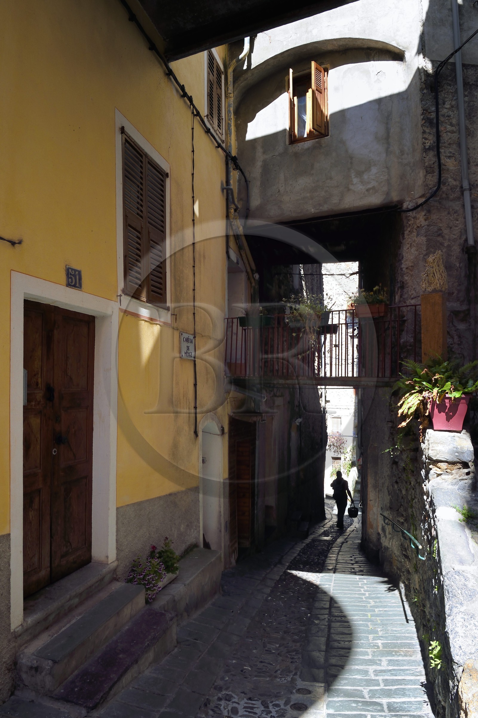 France, Alpes-Maritimes (06), vallée de la Roya (arrière-pays niçois), au pied du parc national du Mercantour, Saorge, la ruelle Carera de Medge qui passe sous un pountin (petite passerelle)
