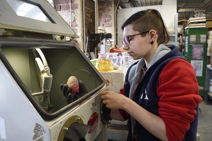 France, Moselle (57), Meisenthal, Centre international d’Art verrier (CIAV), Marie vient de terminer le sablage sur une boule de Noël