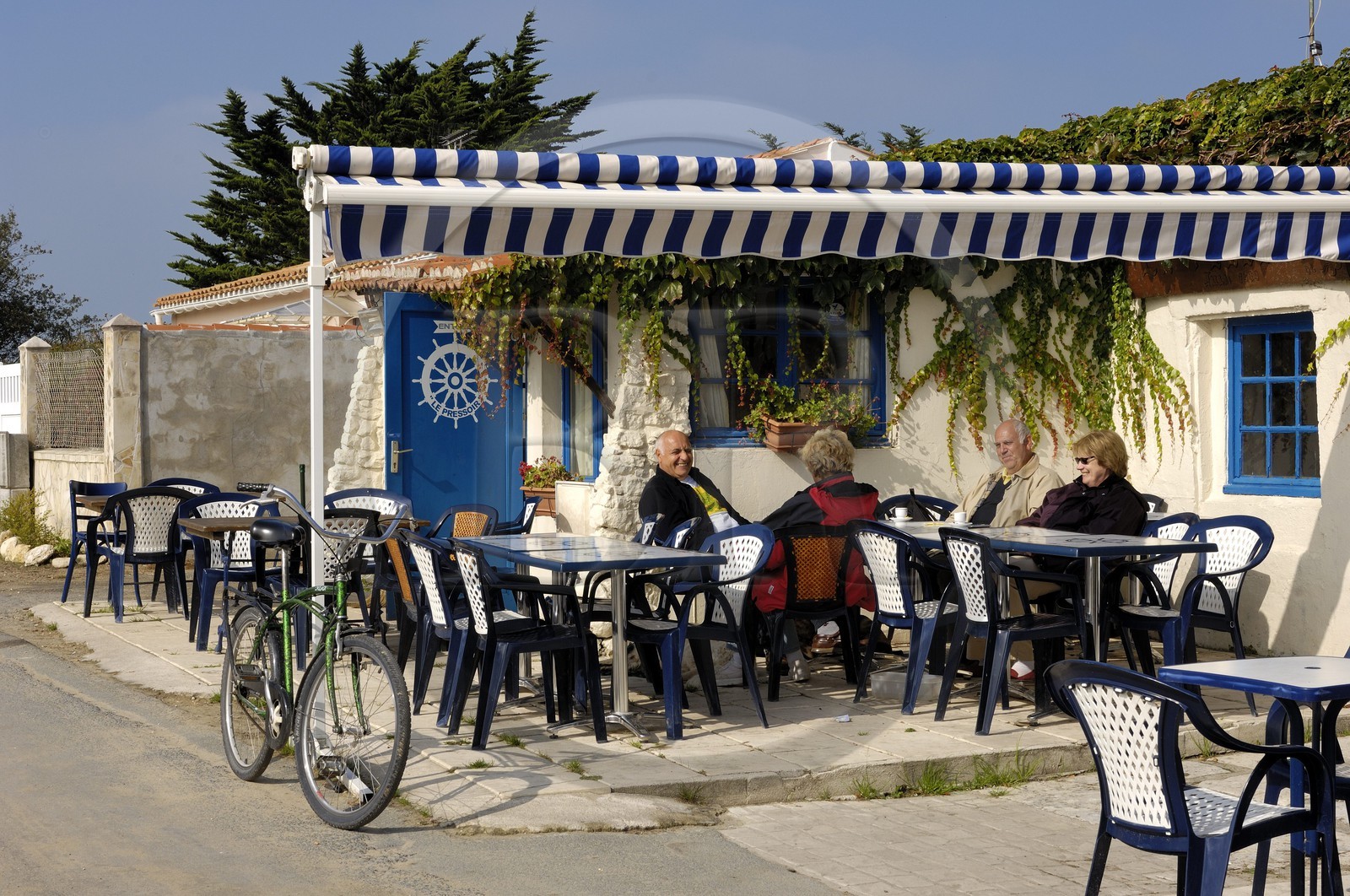 France, Charente-Maritime (17), Ile d'Aix, terrasse du restaurant  Le Pressoire
