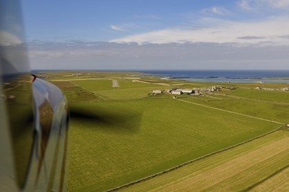 Royaume-Uni, Ecosse, Iles Orcades, survol en Cesna de l'Ile de Papa Westray (vue aérienne)