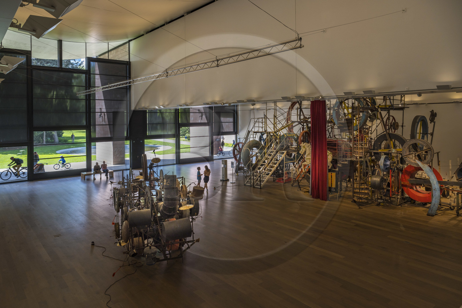 Suisse, Bâle, musée Tinguely, Grosse Méta-Maxi-Maxi-Utopia (1987) de Jean Tinguely et Méta-Harmonie intitulée Klamauk (1979) au premier plan