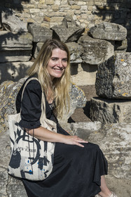 France, Bouches-du-Rhône (13), Arles, le théâtre antique du Ier siècle av. J.-C. classé Patrimoine Mondial de l'UNESCO, la directrice du musée départemental Arles antique Romy Wyche