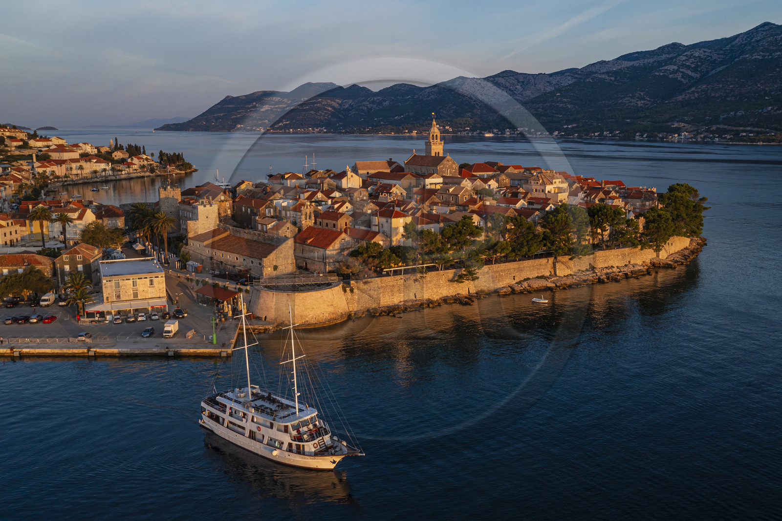 Croatie, Dalmatie, cote dalmate, Ile de Korcula, ville de Korcula (vue aérienne)