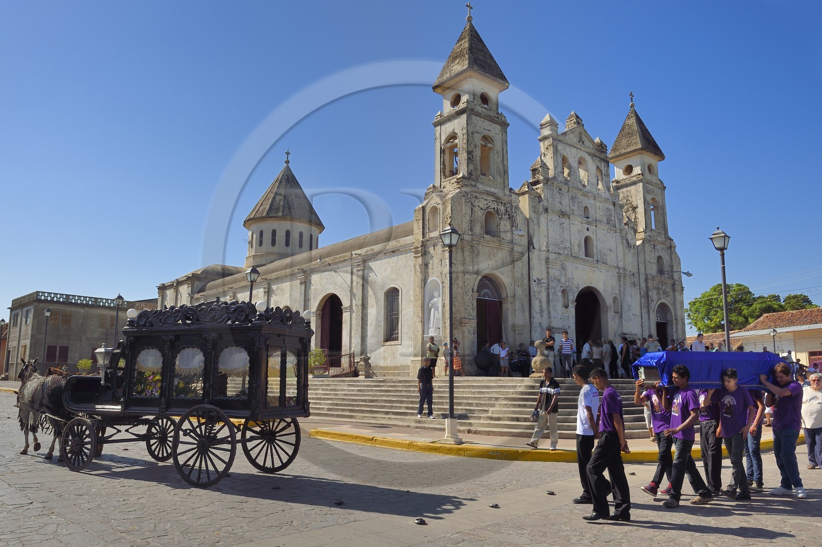 Nicaragua, Granada, corbillard traditionnel tiré par deux chevaux pour un enterrement devant l'église de Guadalupe