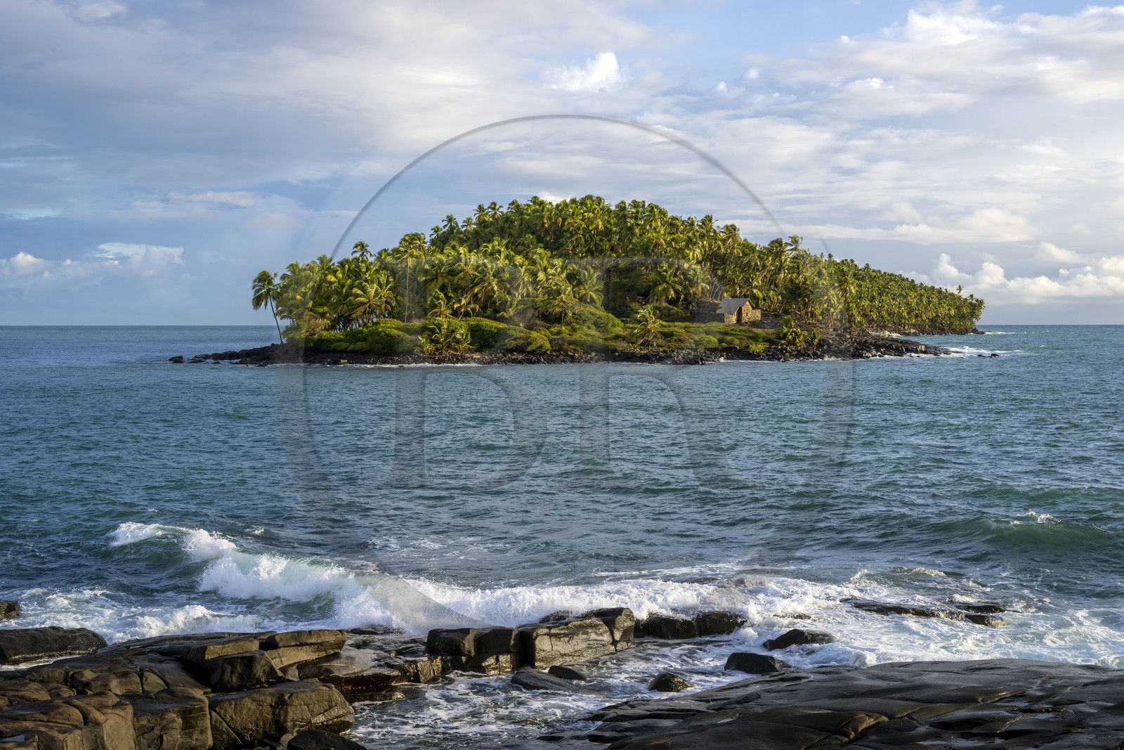 France, Guyane, Kourou, Iles du Salut, l'Ile du Diable vue depuis l'Ile Royale, elle a servi de bagne aux prionniers politique dont Alfred Dreyfus
