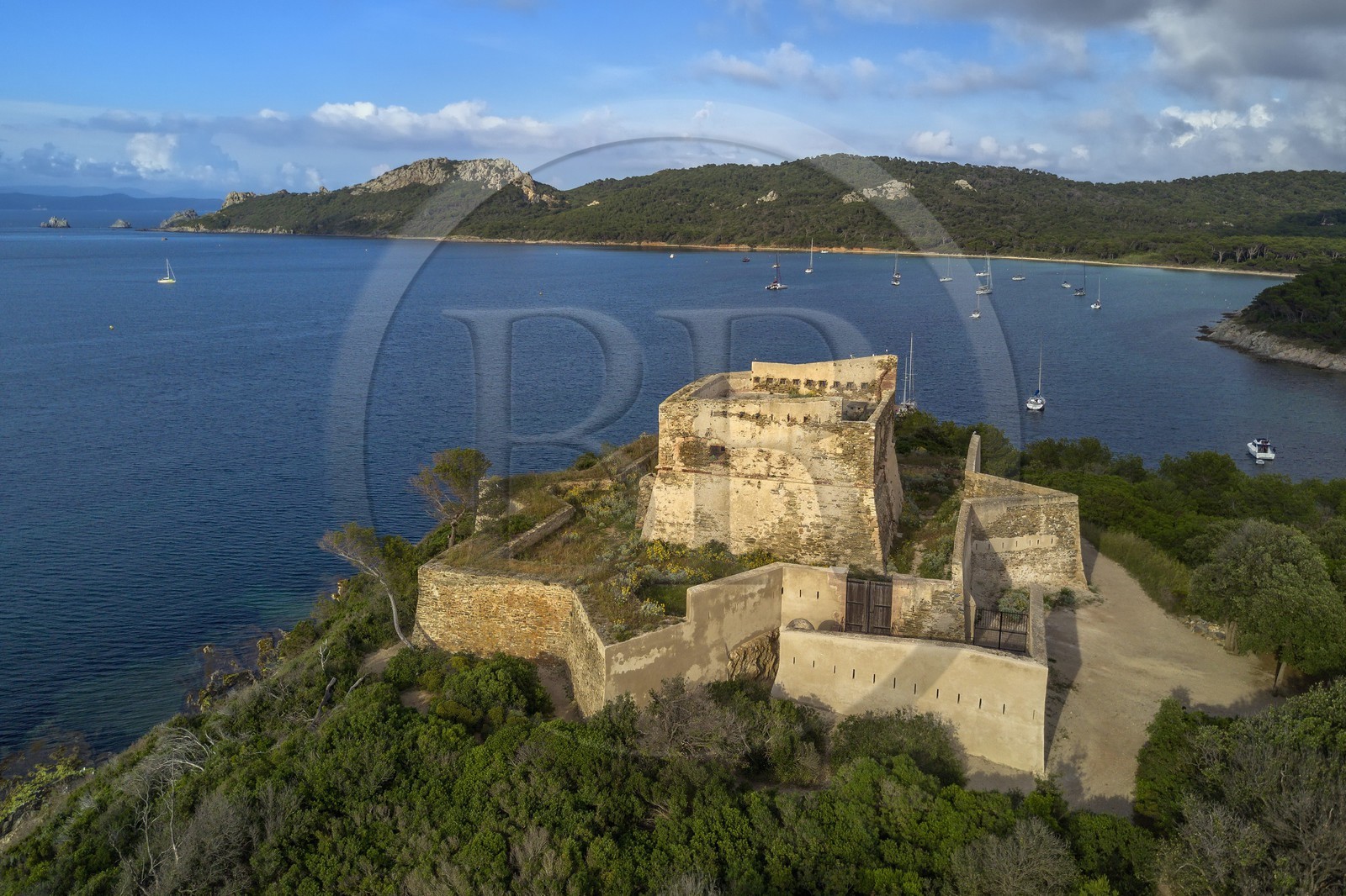 France, Var (83), Iles d'Hyères, parc national de Port Cros, Ile de Porquerolles, le Fort de l'Alycastre avec un mur d'enceinte extérieur en étoile