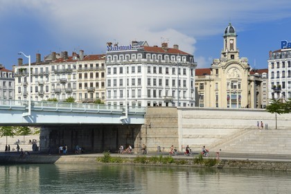France, Rhône (69), Lyon, les berges du Rhône, le Palais de la Mutualité derrière le quai Claude Bernard et le pont de la Guillotière