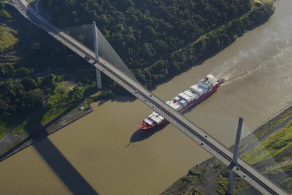 Panama, Canal de Panama, un Cargo Panamax porte-conteneurs passant sous le pont Centenaire (puente Centenario) enjambant le canal (vue aérienne)