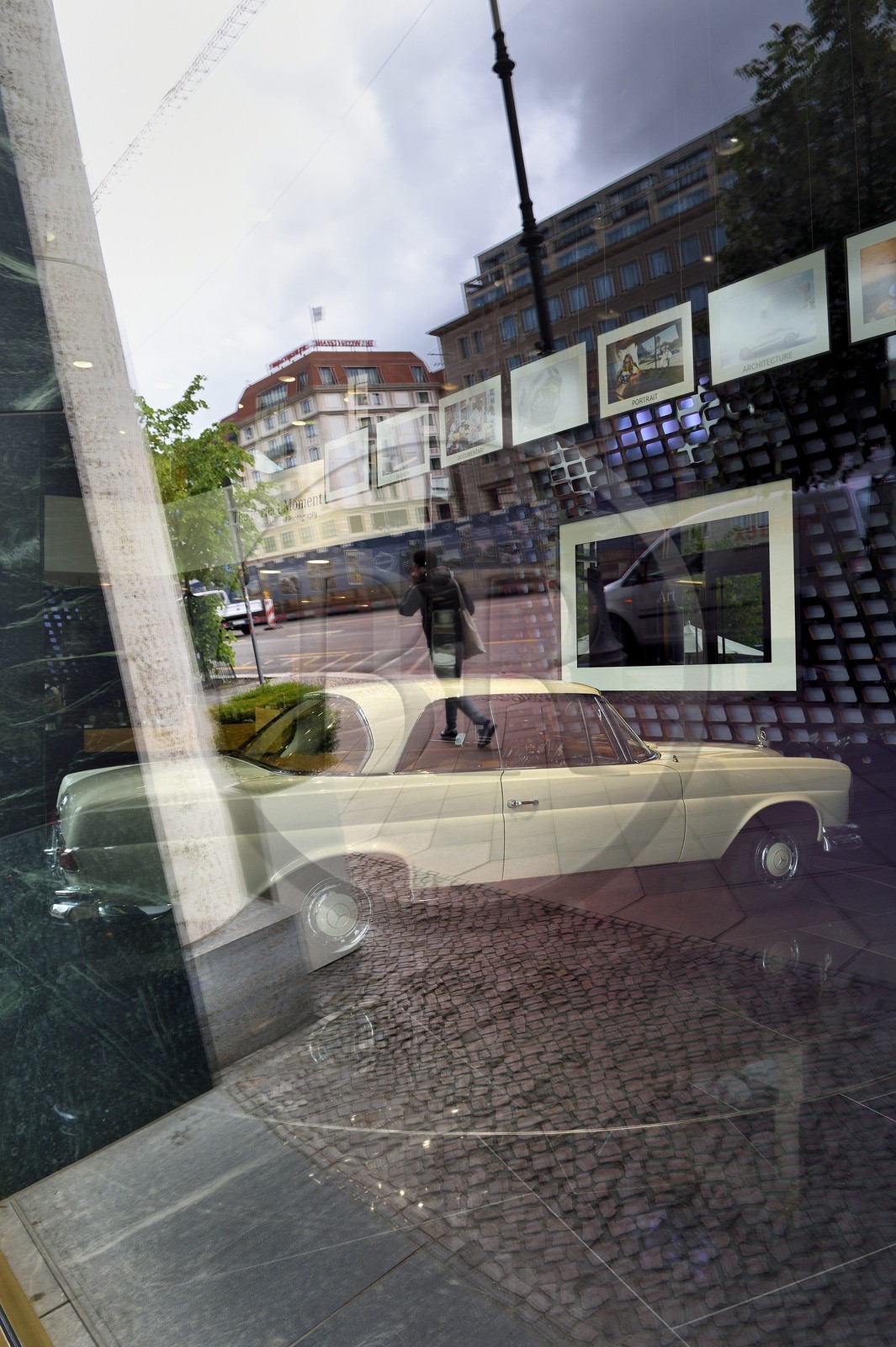 Allemagne, Berlin, vitrine de la boutique Mercedes sur l'avenue Under den Linden