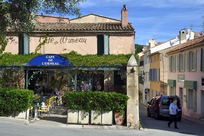 France, Var (83), Presqu'Ile de Saint-Tropez, Ramatuelle, le Café de l'Ormeau sur la place de l'Ormeau